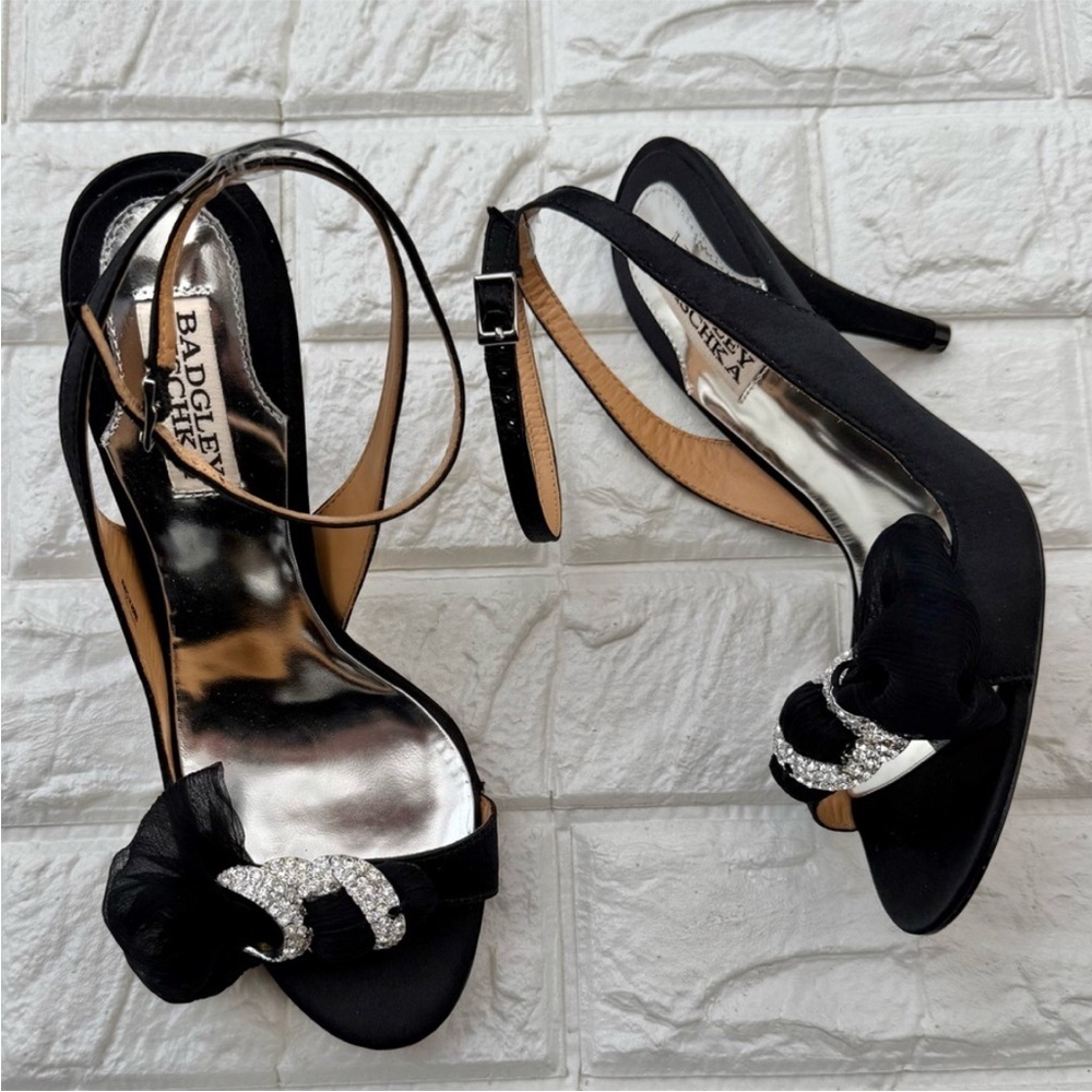Badgley Mischka Sandals Size 7 Leather sole rhinestone satin bow